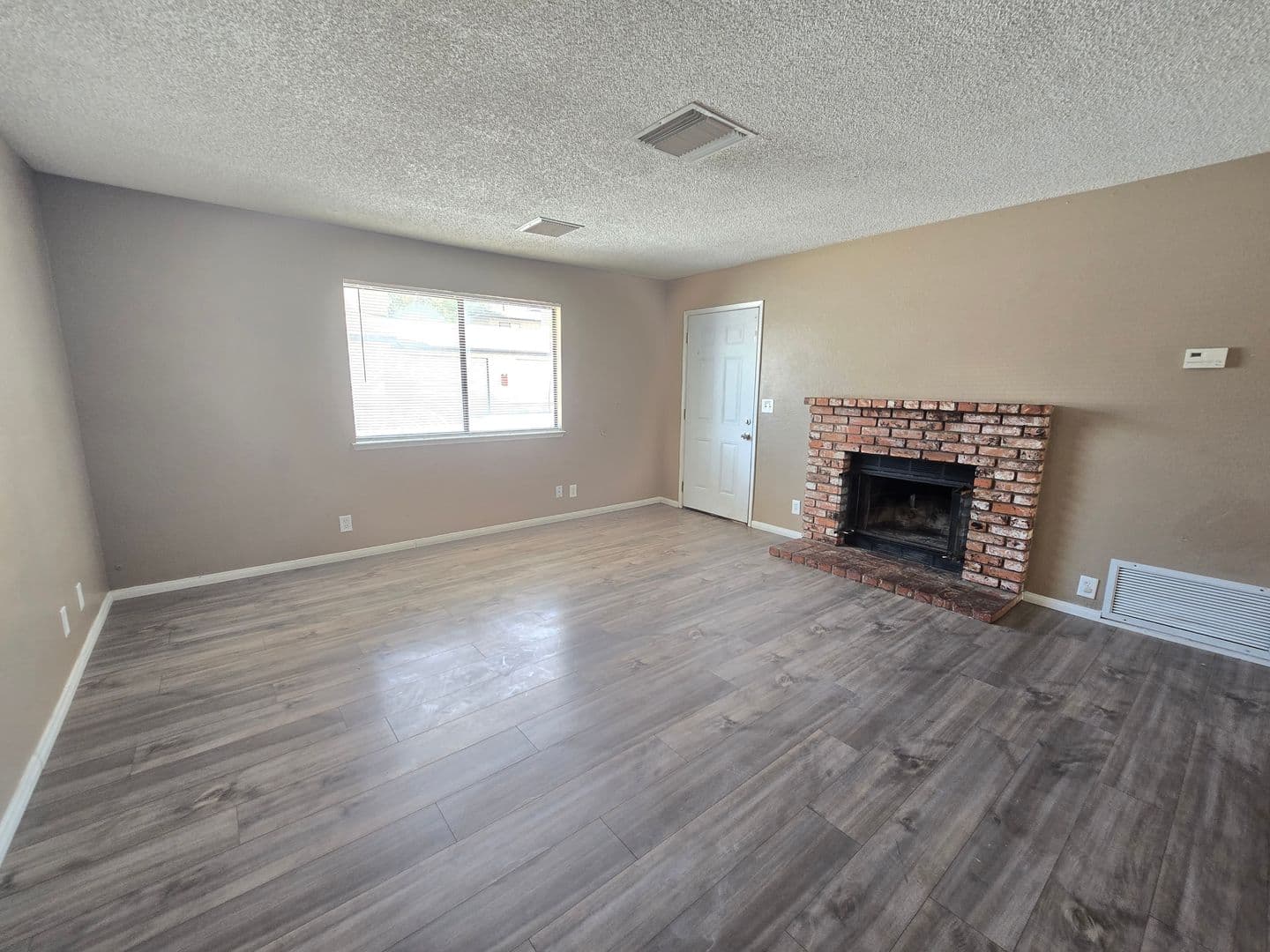Ridgecrest Apartment: 413 S Sunset Ave