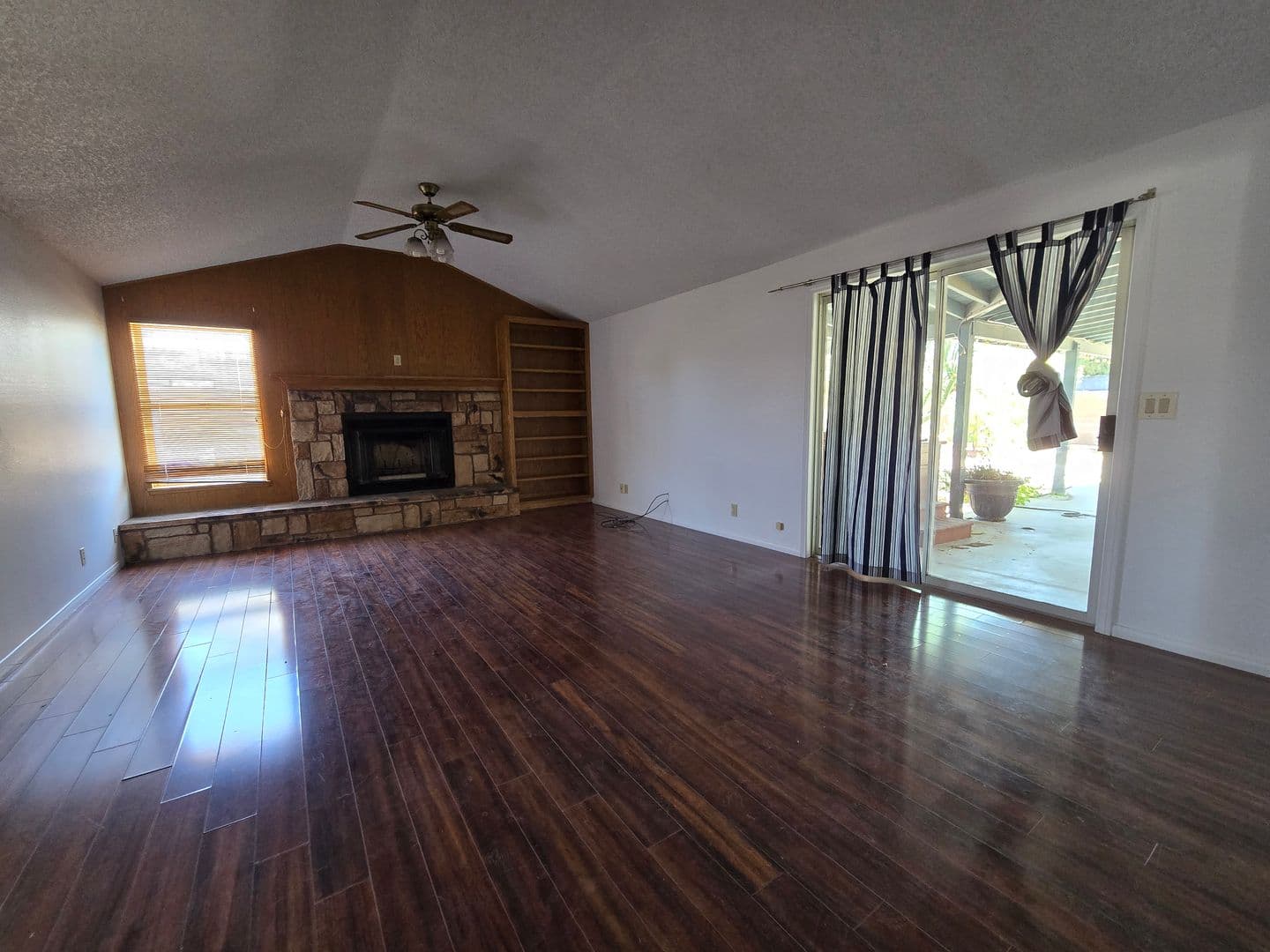 Ridgecrest House: 905 N Cimmaron Ct