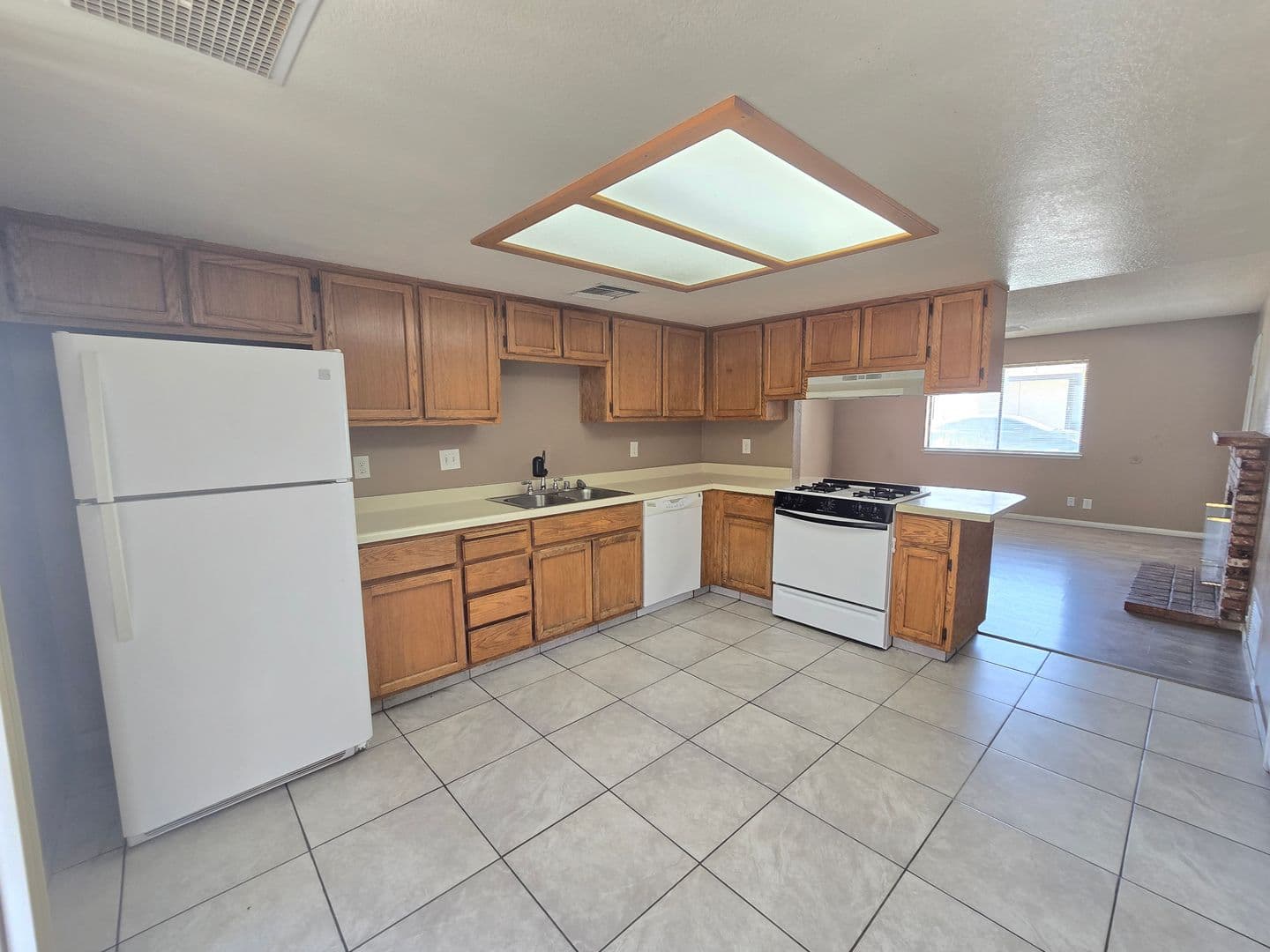 Ridgecrest Apartment: 413 S Sunset Ave