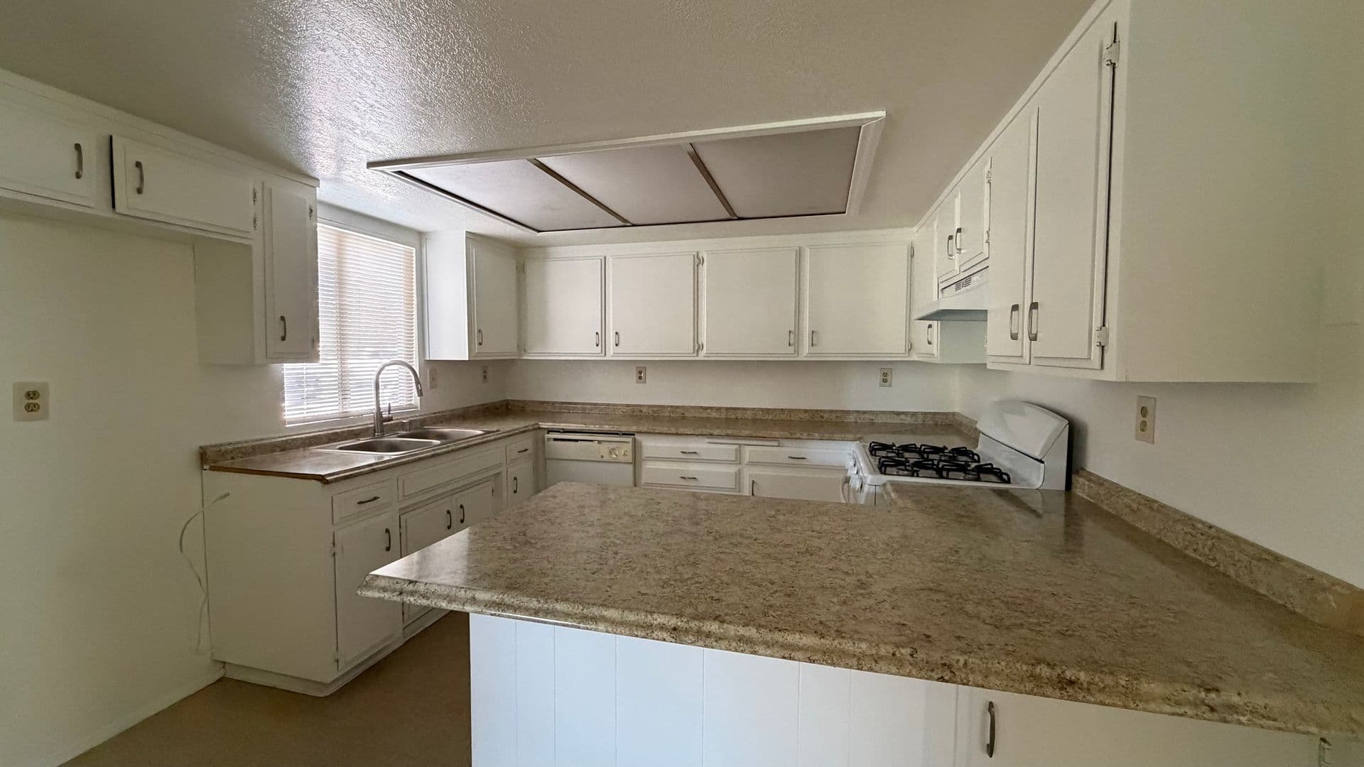 Ridgecrest Apartment: 141 W Upjohn Ave-100's