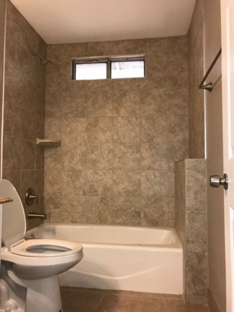 Ridgecrest Apartment: 424 W Robertson Rd