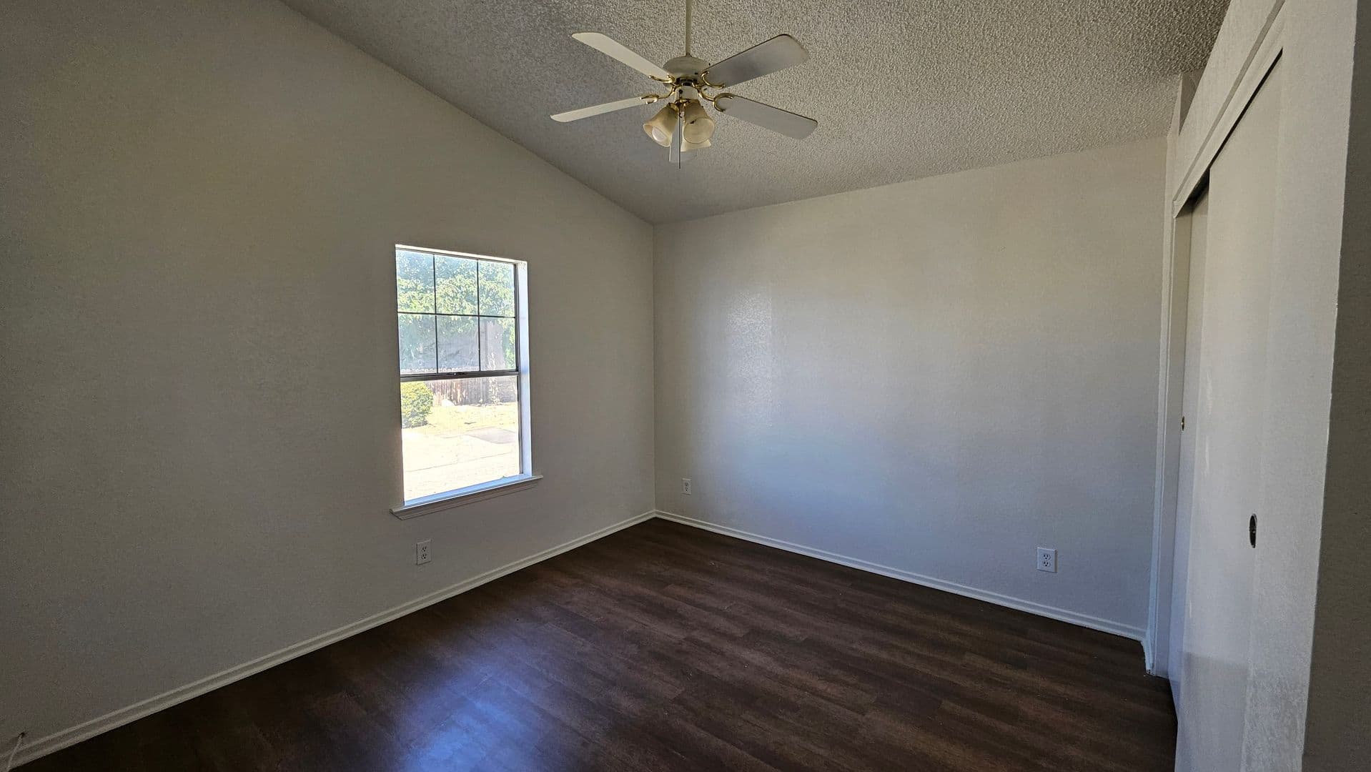 California City House: 21761 Wisteria St