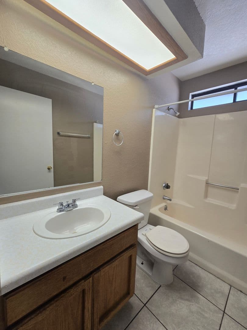 Ridgecrest Apartment: 413 S Sunset Ave