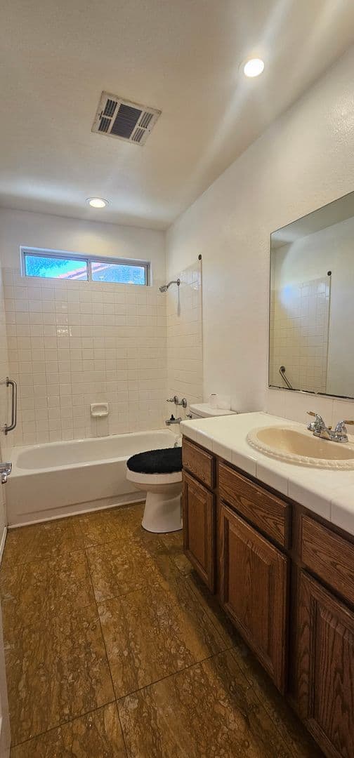 Palmdale House: 7229 Ojai Dr