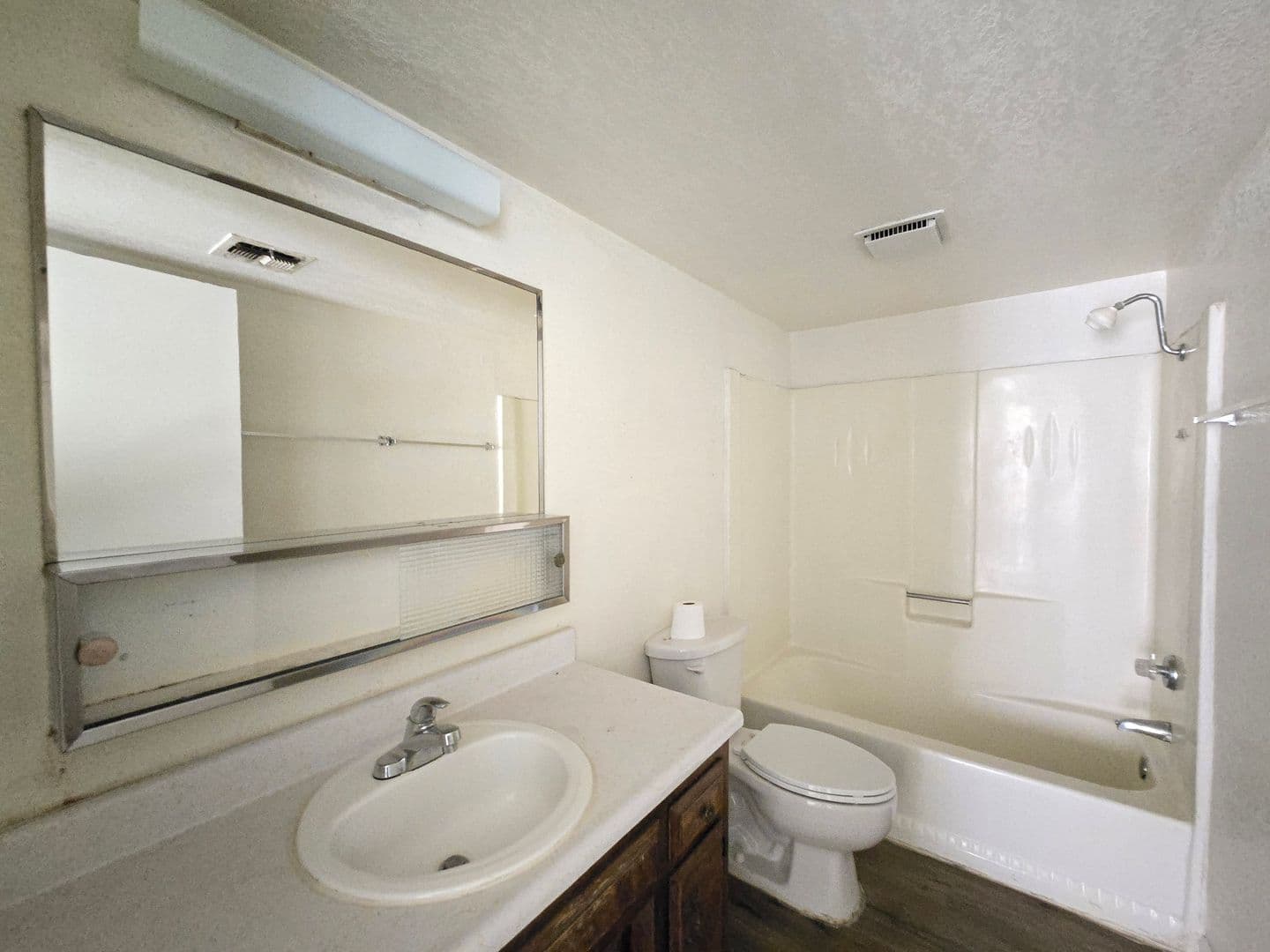 Ridgecrest Apartment: 141 W Upjohn Ave-100's