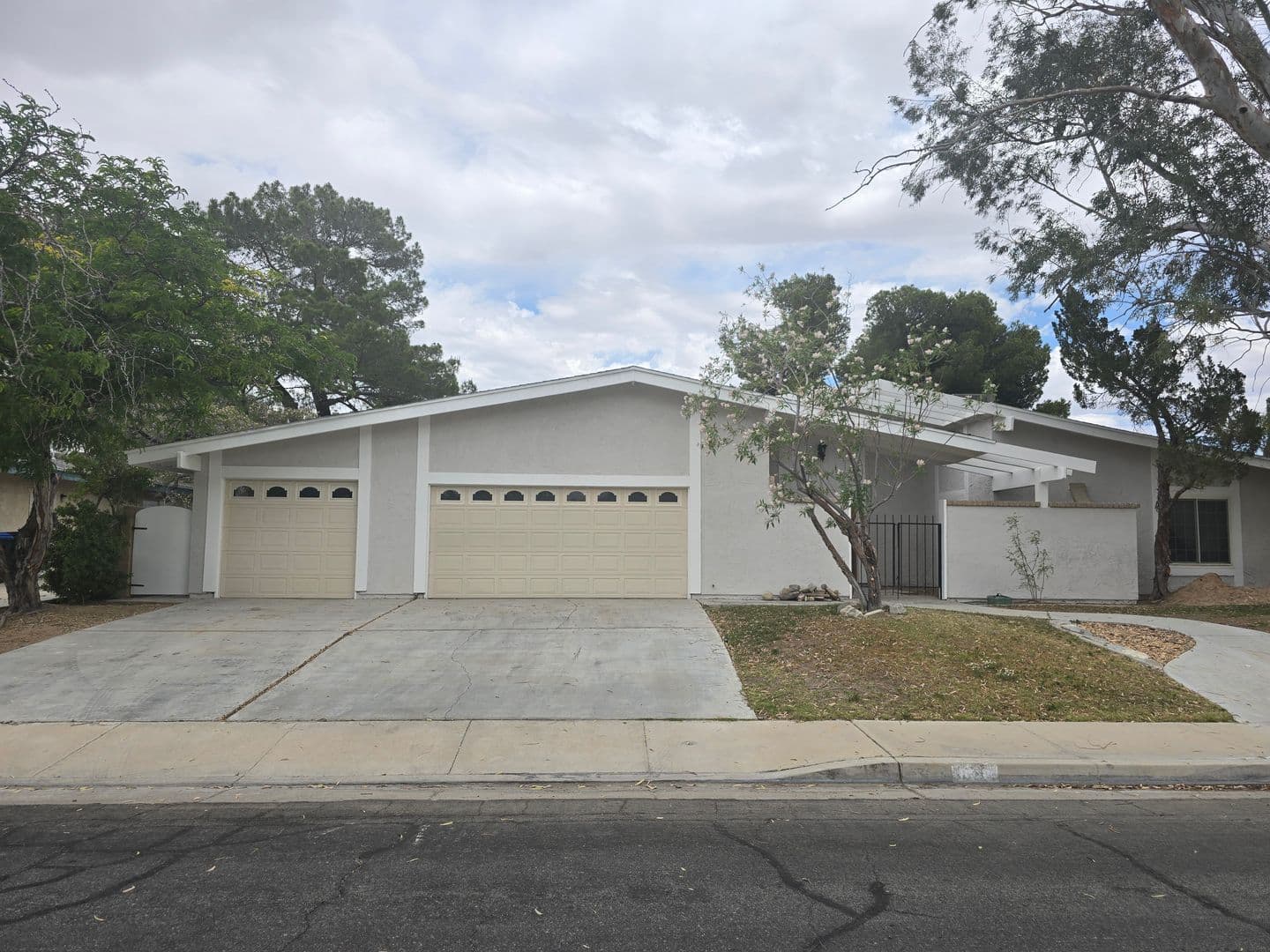 Ridgecrest House: 818 Sherri St