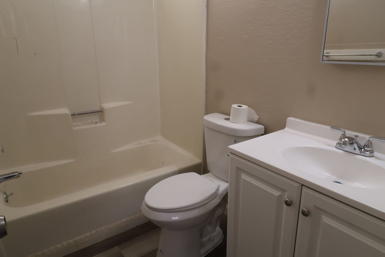 Ridgecrest Apartment: 430 W Moyer Ave