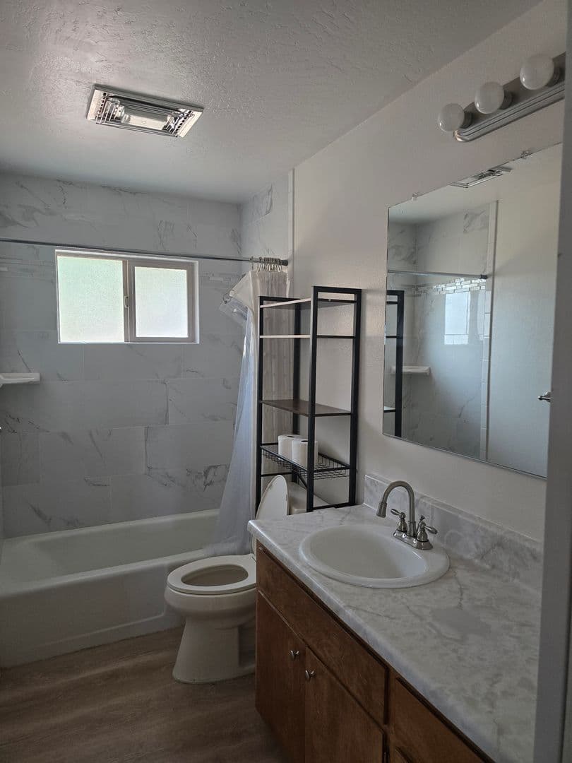 Ridgecrest Apartment: 5363 Weiman Ave