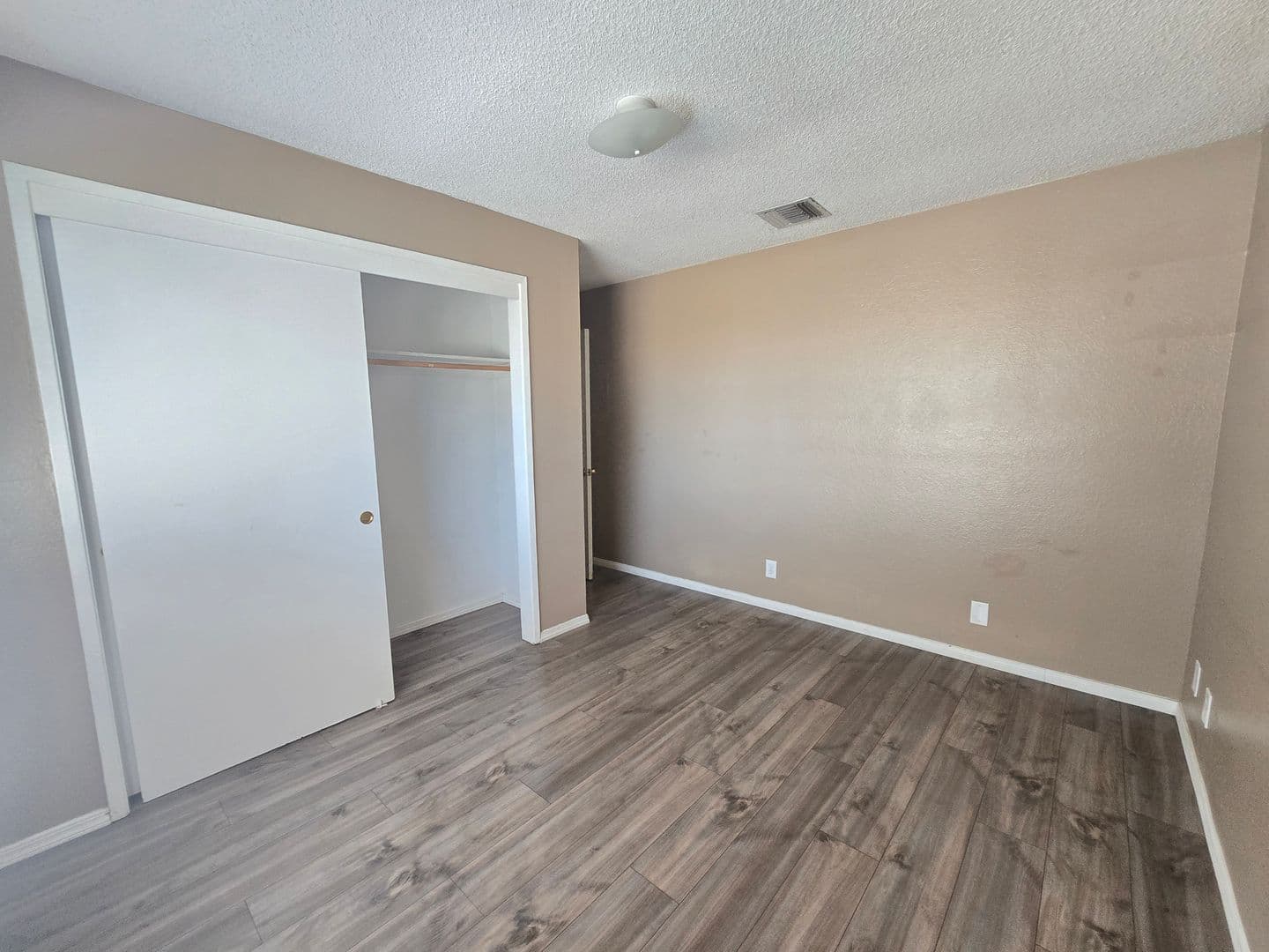 Ridgecrest Apartment: 413 S Sunset Ave