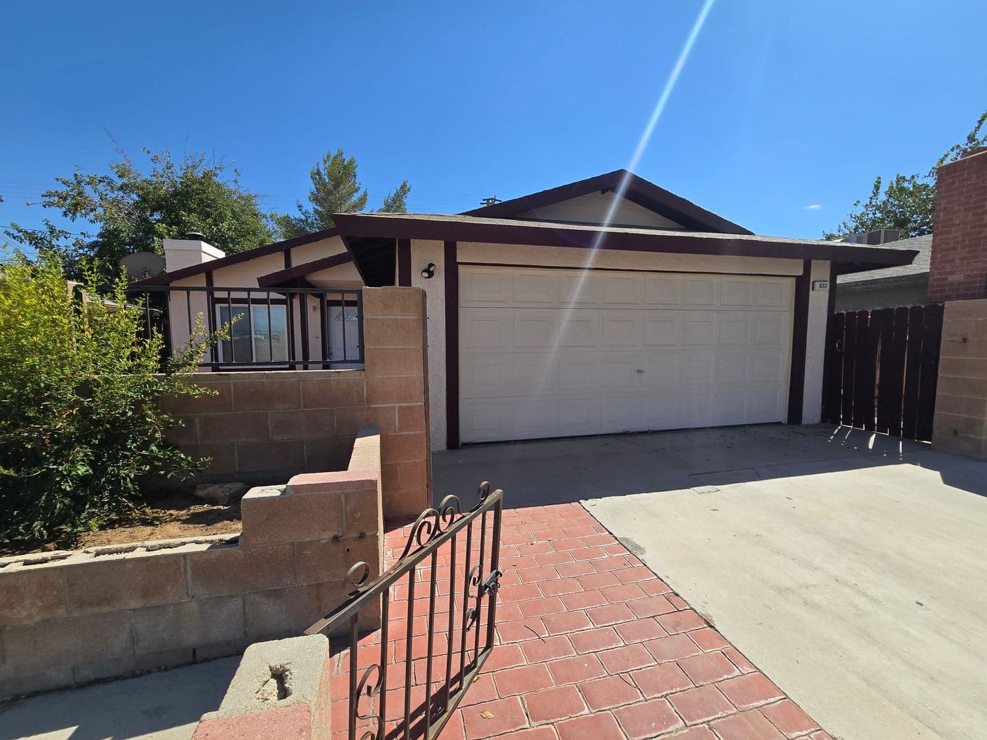 Ridgecrest House: 633 W Ward Ave