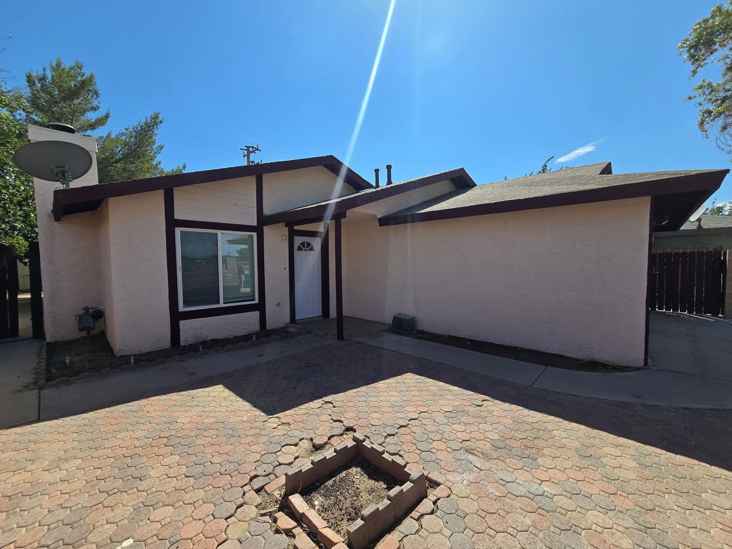 Ridgecrest House: 633 W Ward Ave