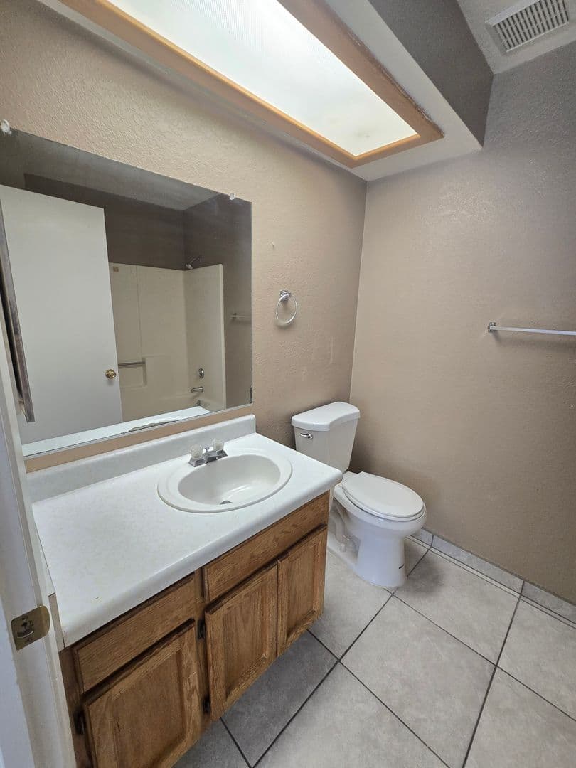 Ridgecrest Apartment: 413 S Sunset Ave
