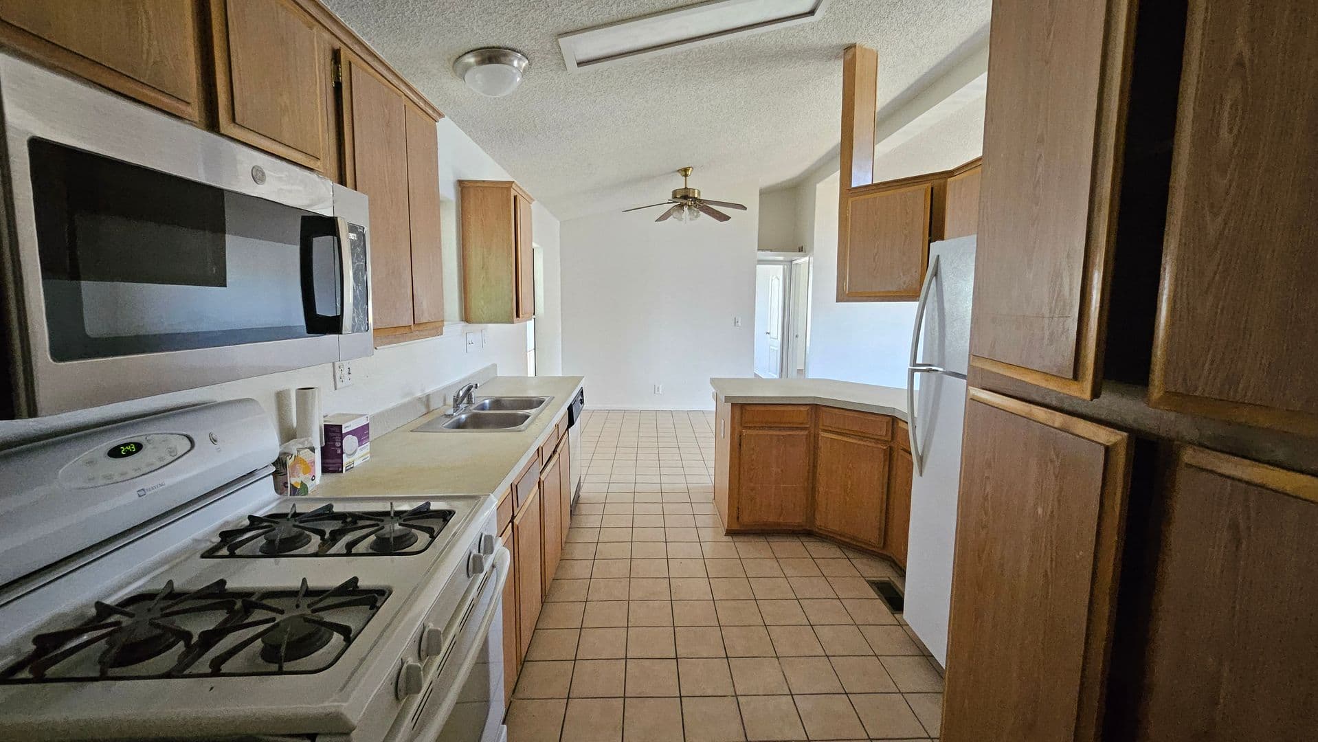 California City House: 21761 Wisteria St