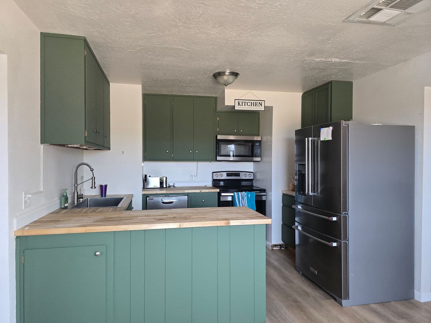 Ridgecrest Apartment: 5363 Weiman Ave