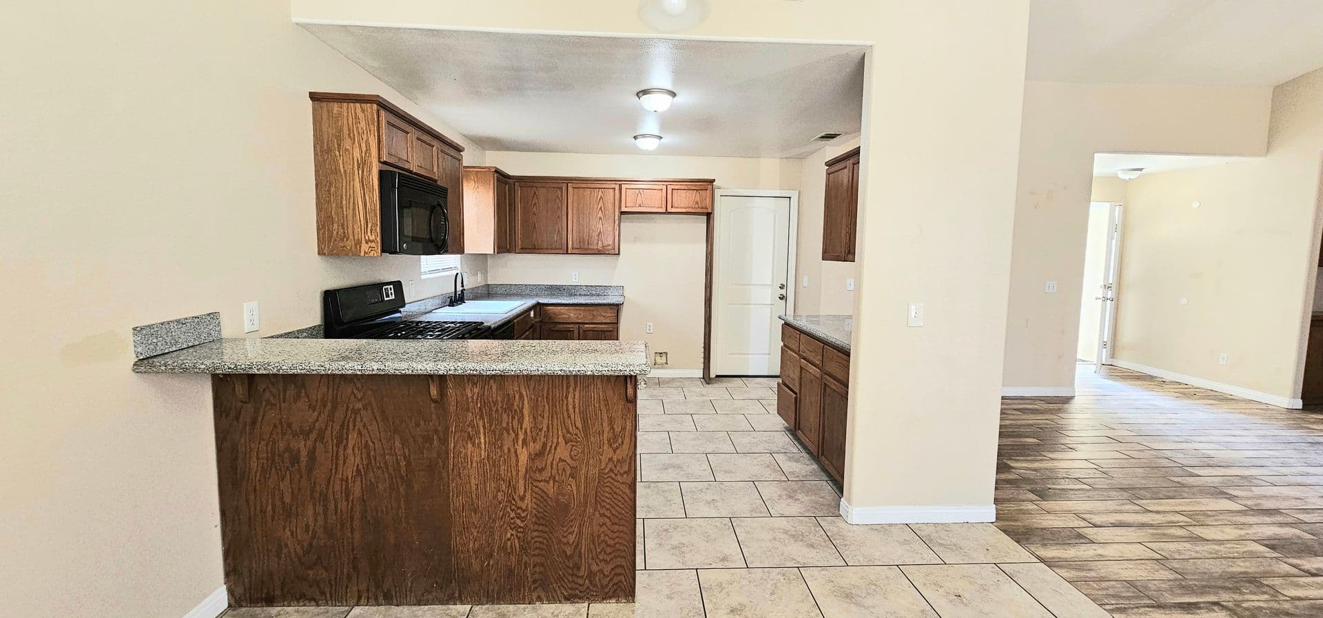 California City House: 19637 - 81st St