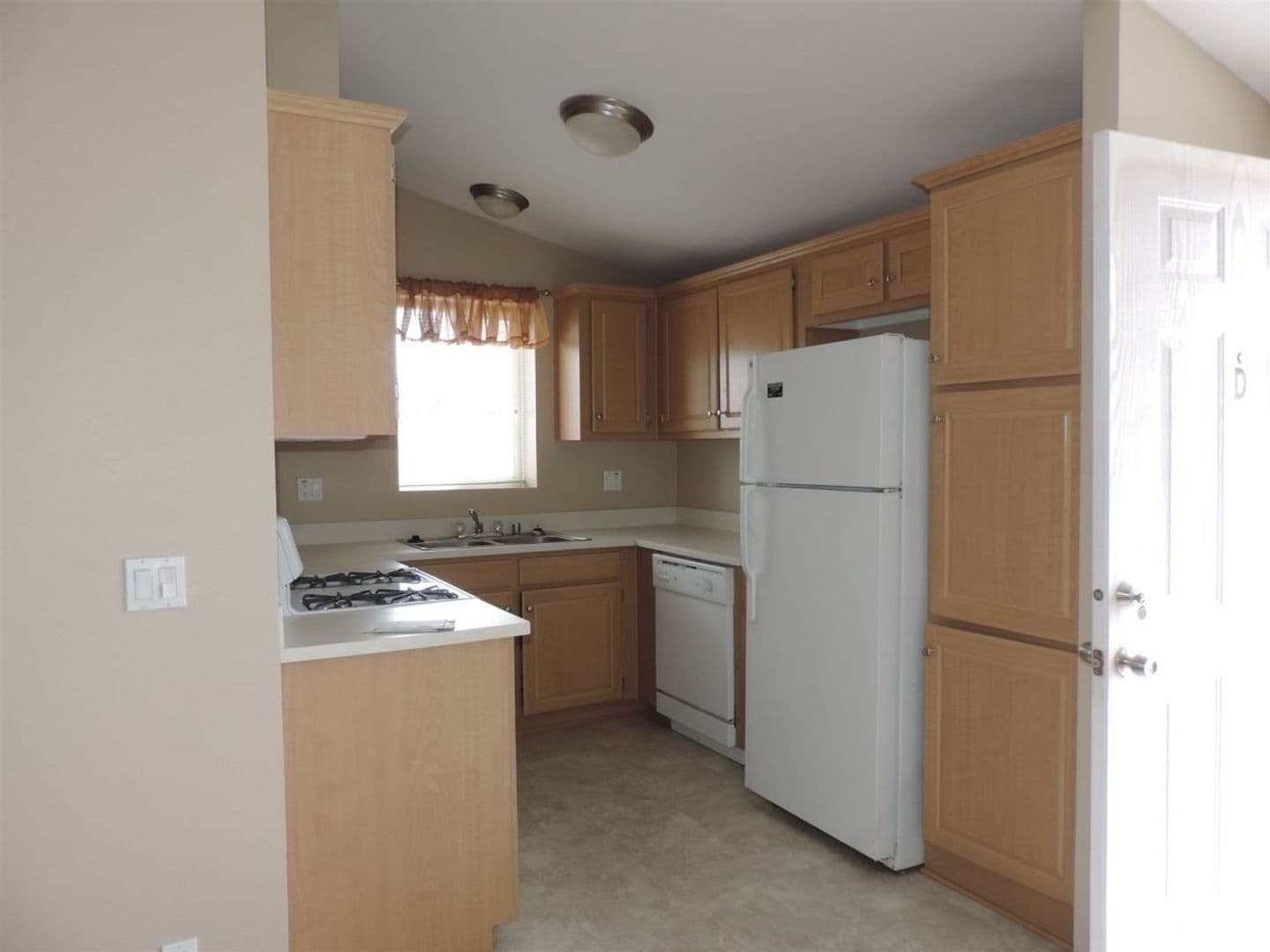 Ridgecrest Apartment: 214 W Upjohn Ave
