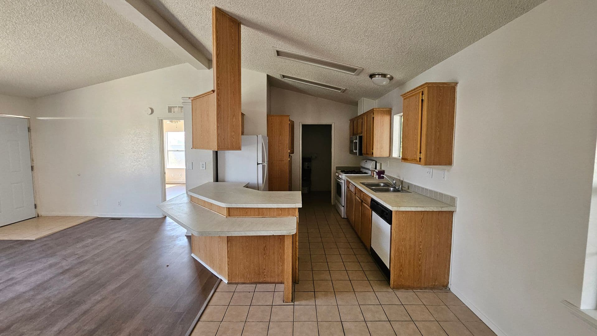 California City House: 21761 Wisteria St