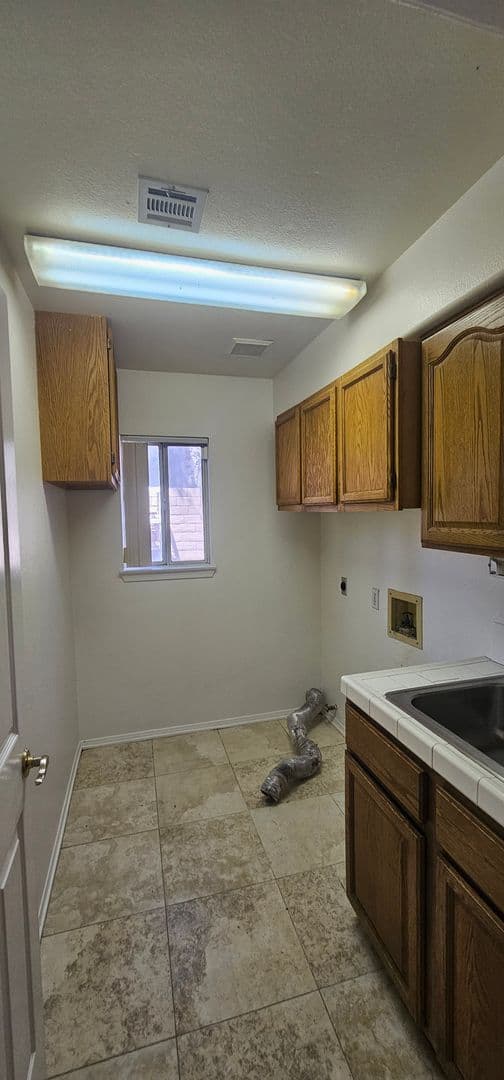 Palmdale House: 7229 Ojai Dr