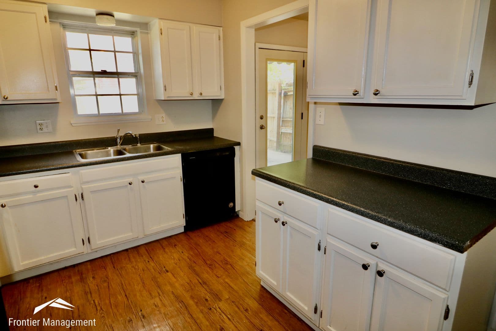 Manhattan House: 3211 Valleywood Drive