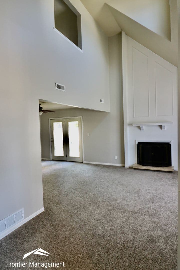 Manhattan House: 3211 Valleywood Drive