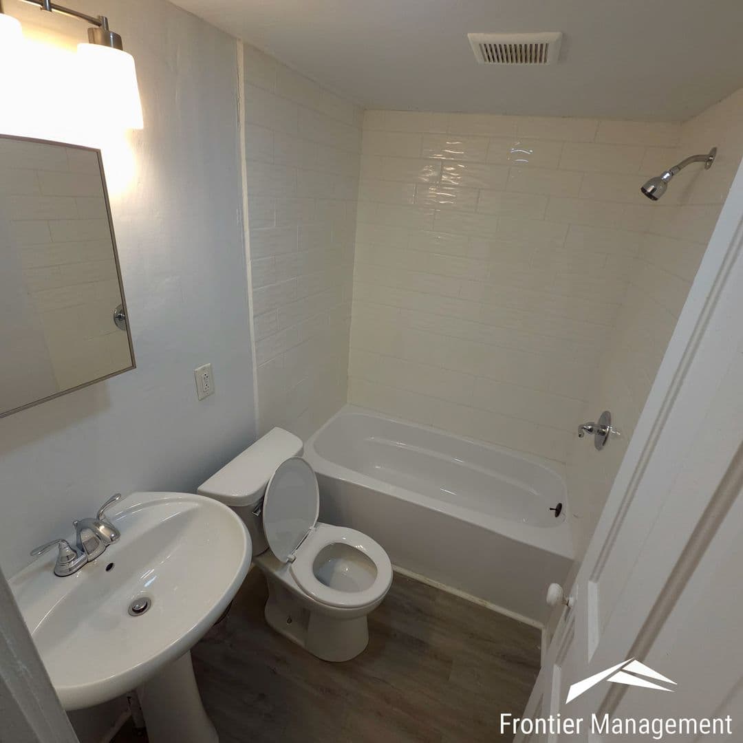 Clay Center Apartment: 724 Crawford