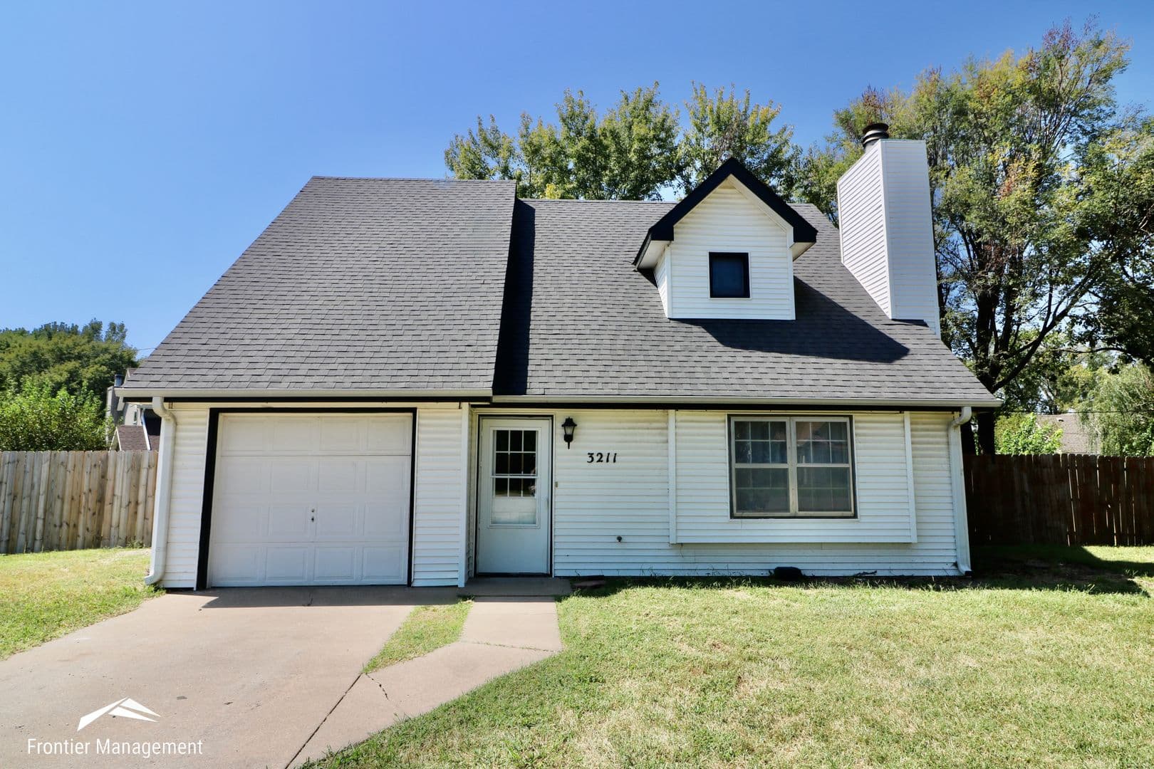 Manhattan House: 3211 Valleywood Drive