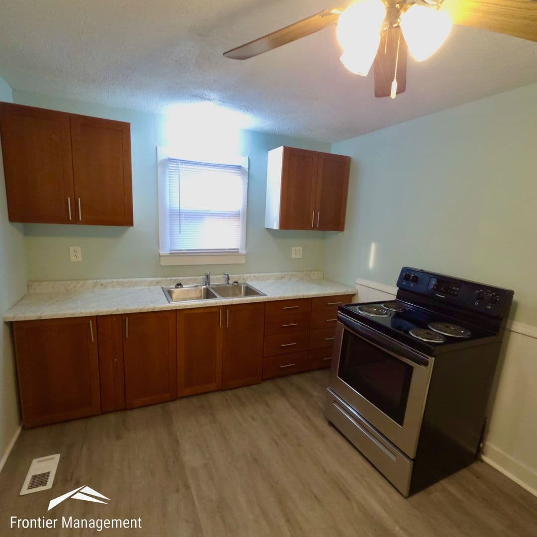 Clay Center Apartment: 724 Crawford