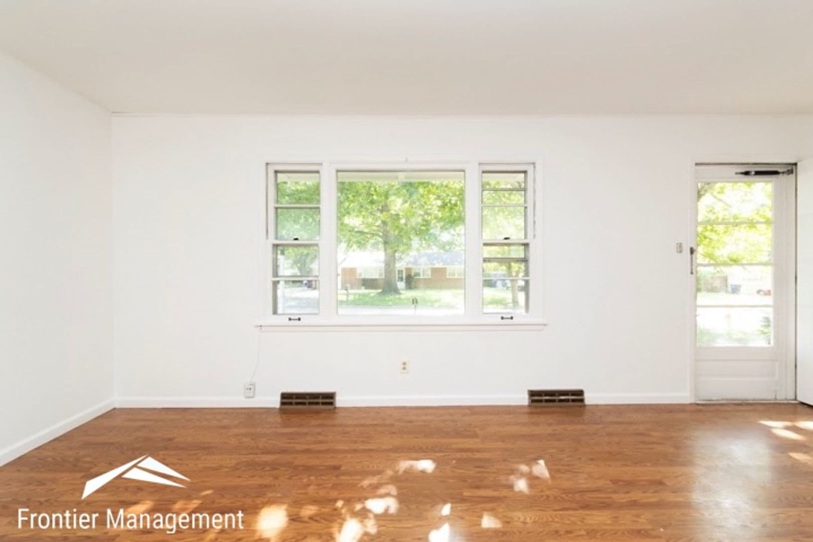 Manhattan House: 1733 Vaughn Dr