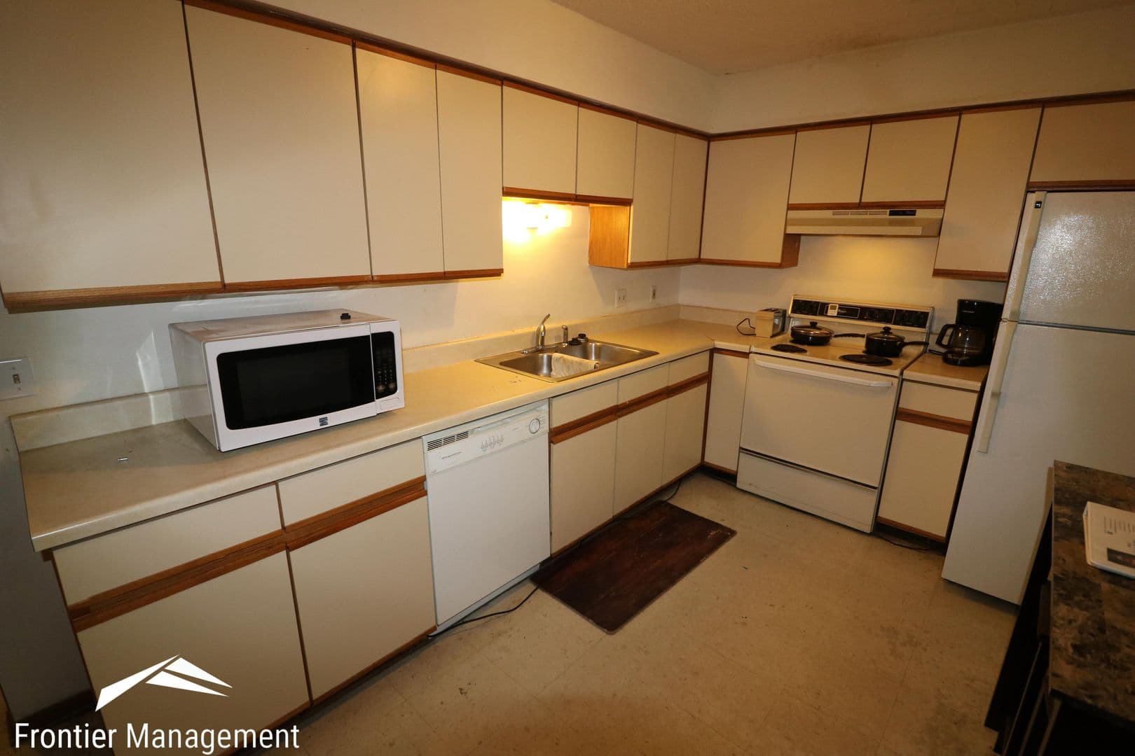 Manhattan House: 2528 Candlecrest Circle