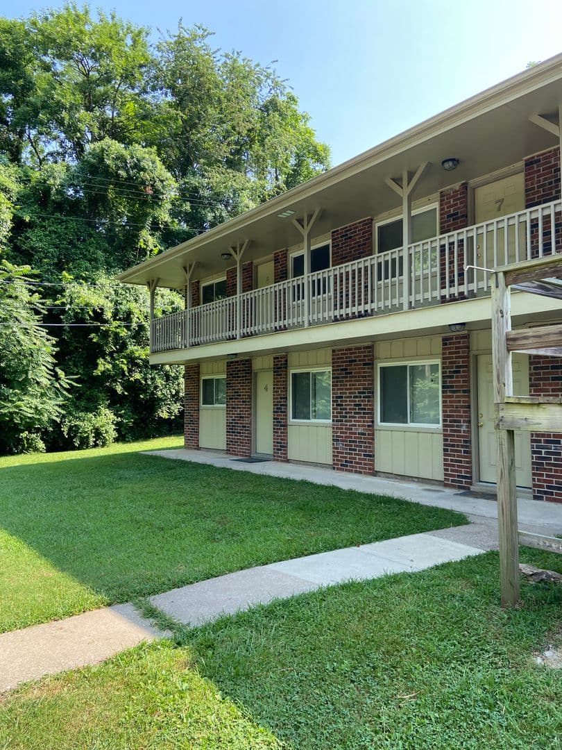 Warrensburg Apartment: 303 W Young Ave.