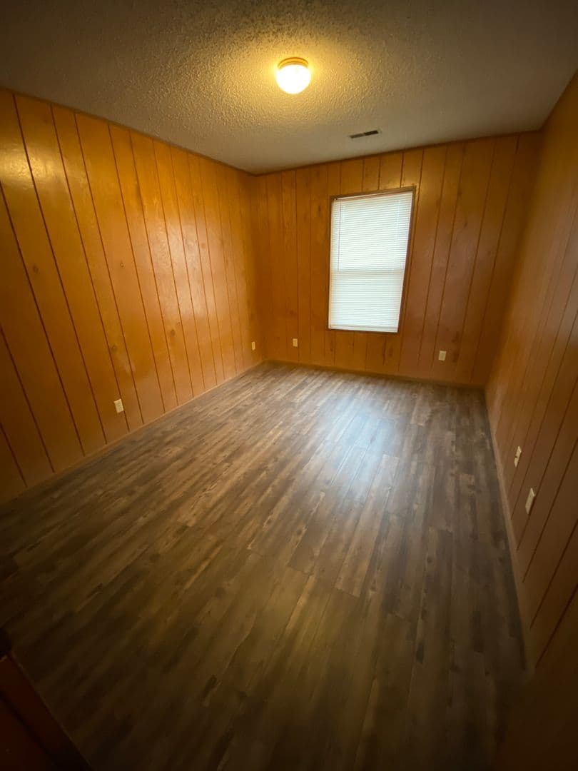 Warrensburg Apartment: 211 McGoodwin St