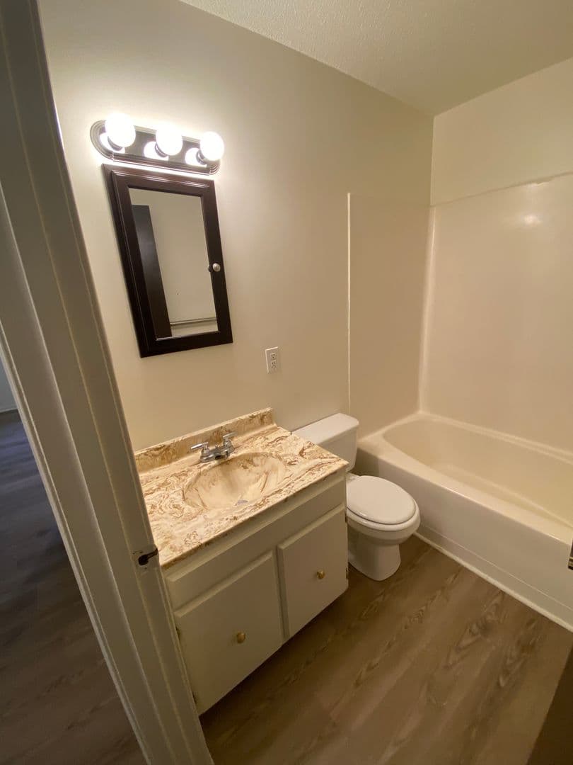 Warrensburg Apartment: 303 W Young Ave.