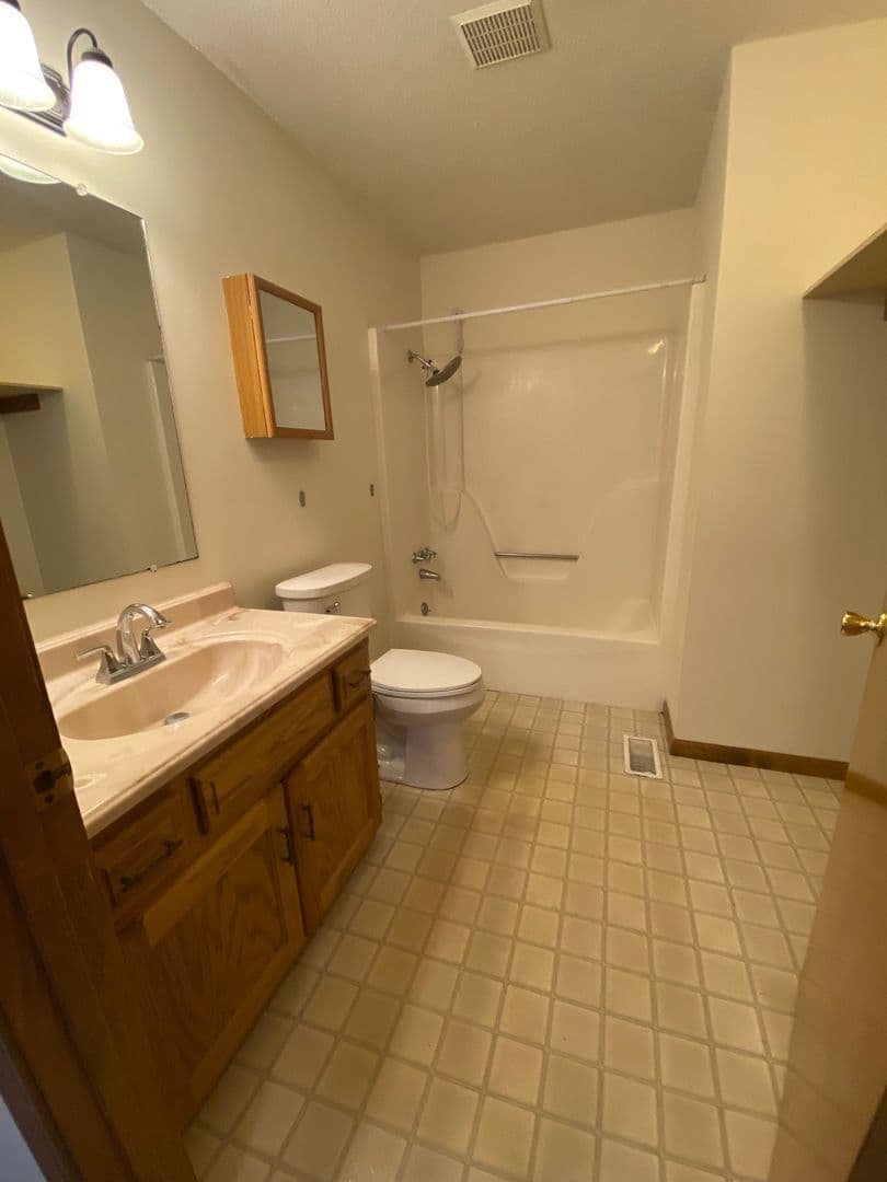 Warrensburg Apartment: 313 E. North St