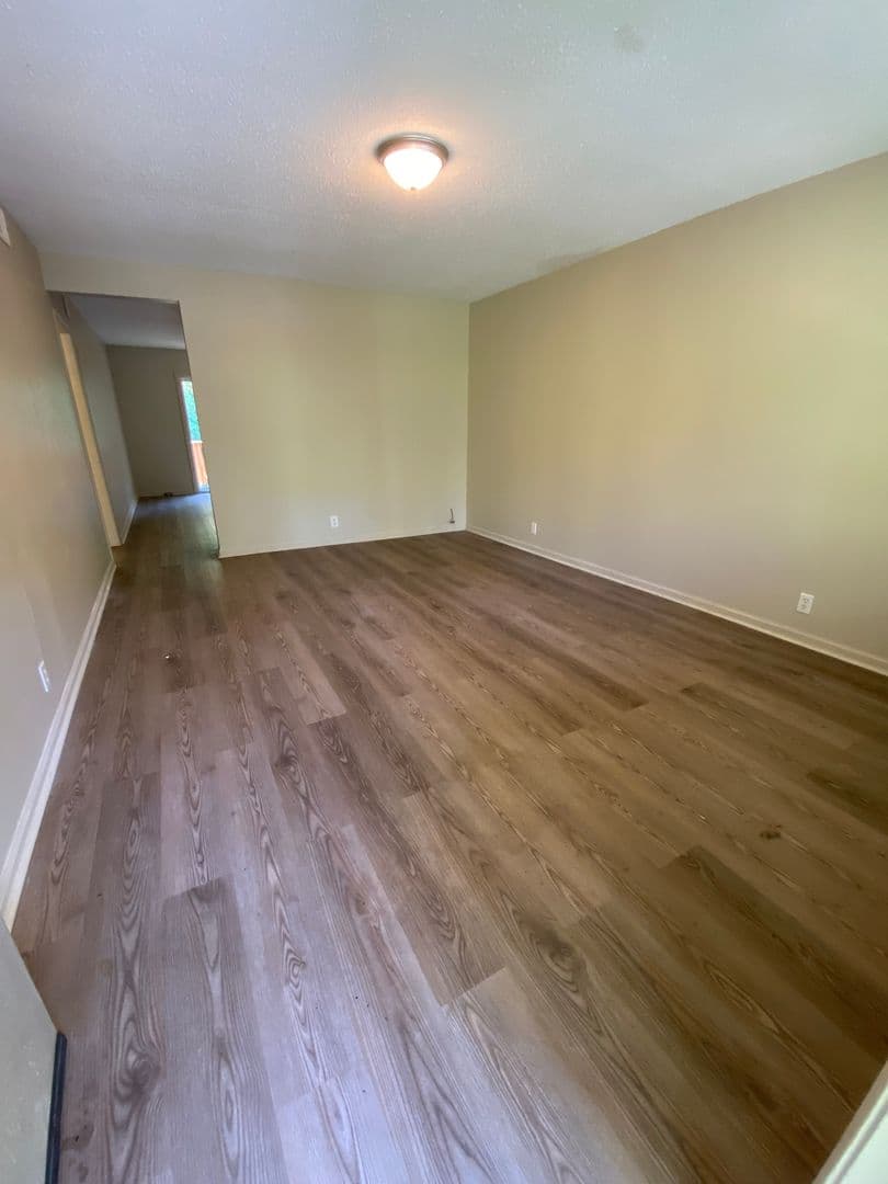 Warrensburg Apartment: 303 W Young Ave.