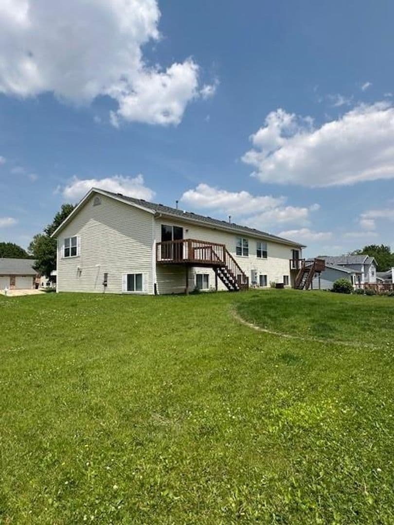 Sun Prairie Apartment: 1627-1629 Rustic Drive