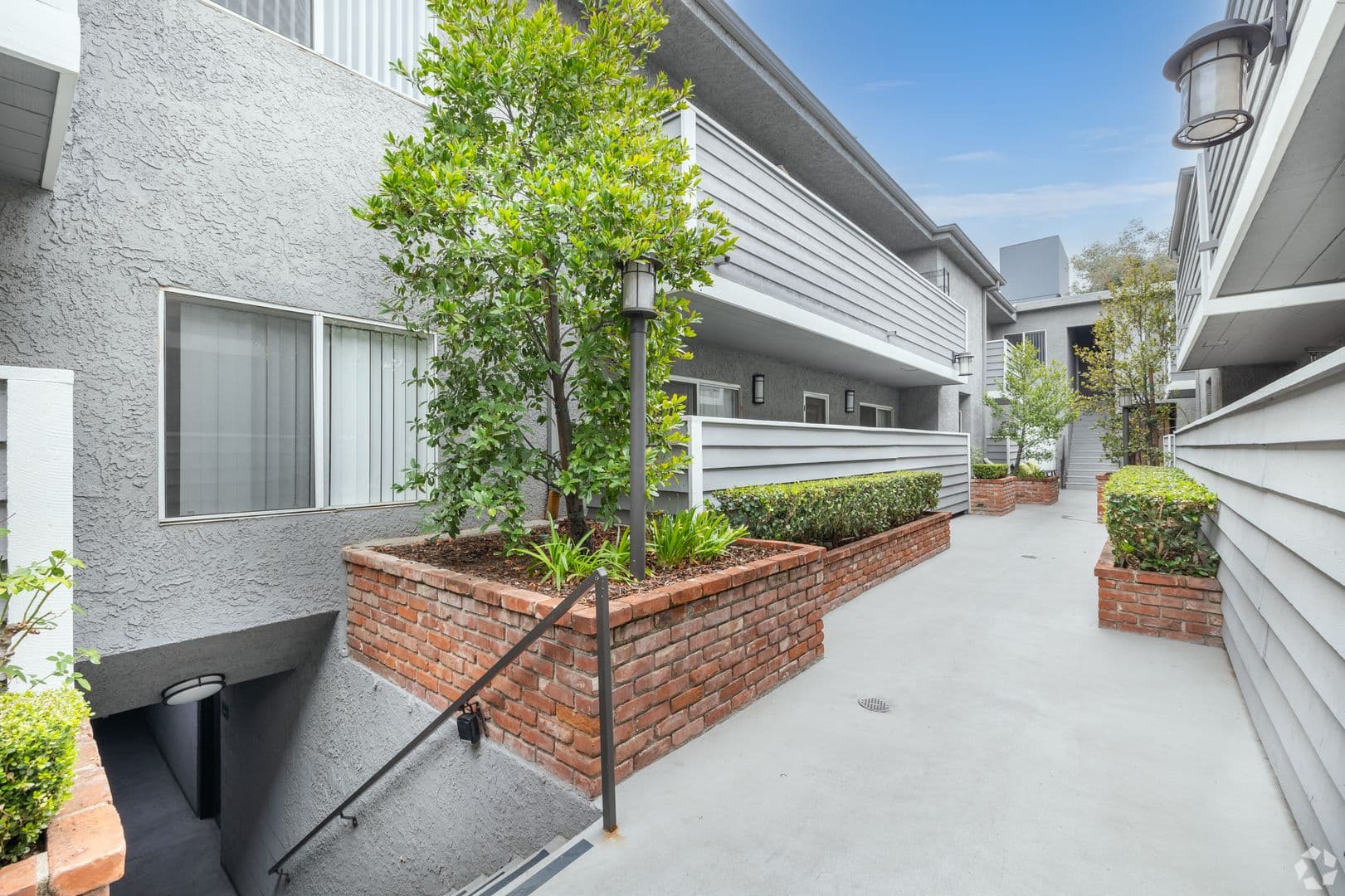 North Hollywood Apartment: 10740 Blix St