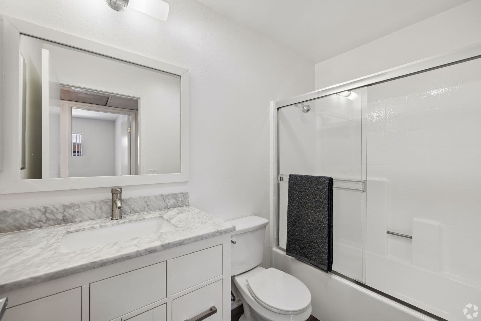 North Hollywood Apartment: 4824 Craner Ave