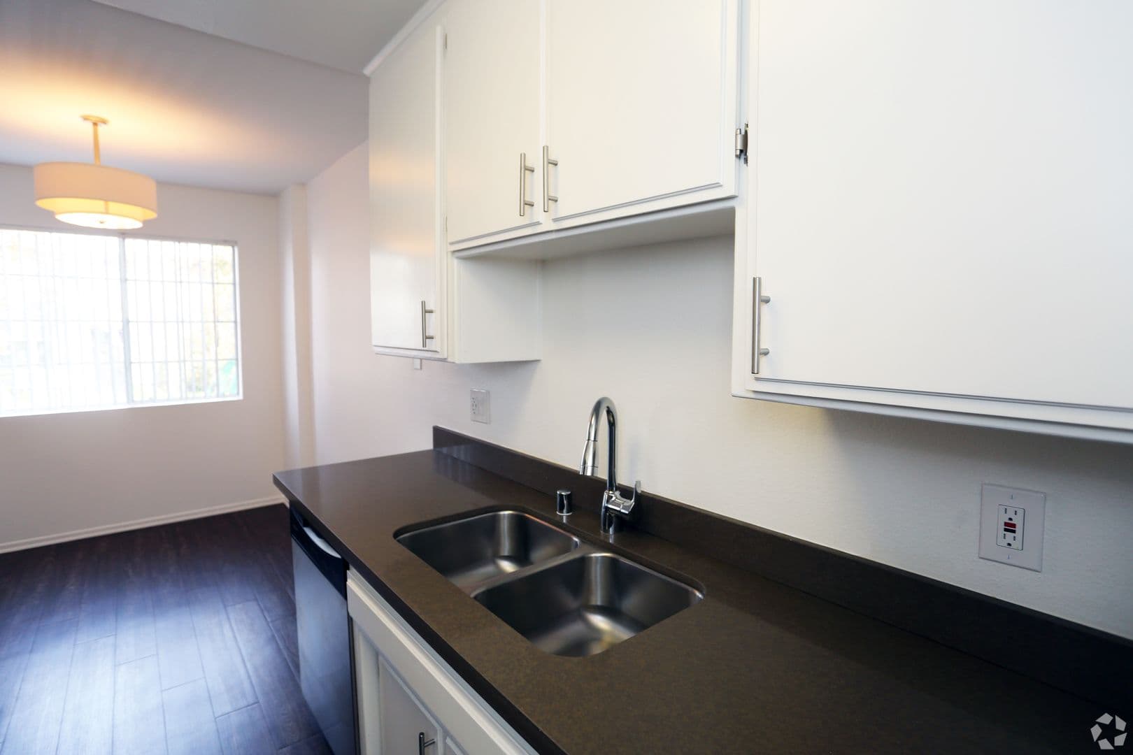 North Hollywood Apartment: 10740 Blix St
