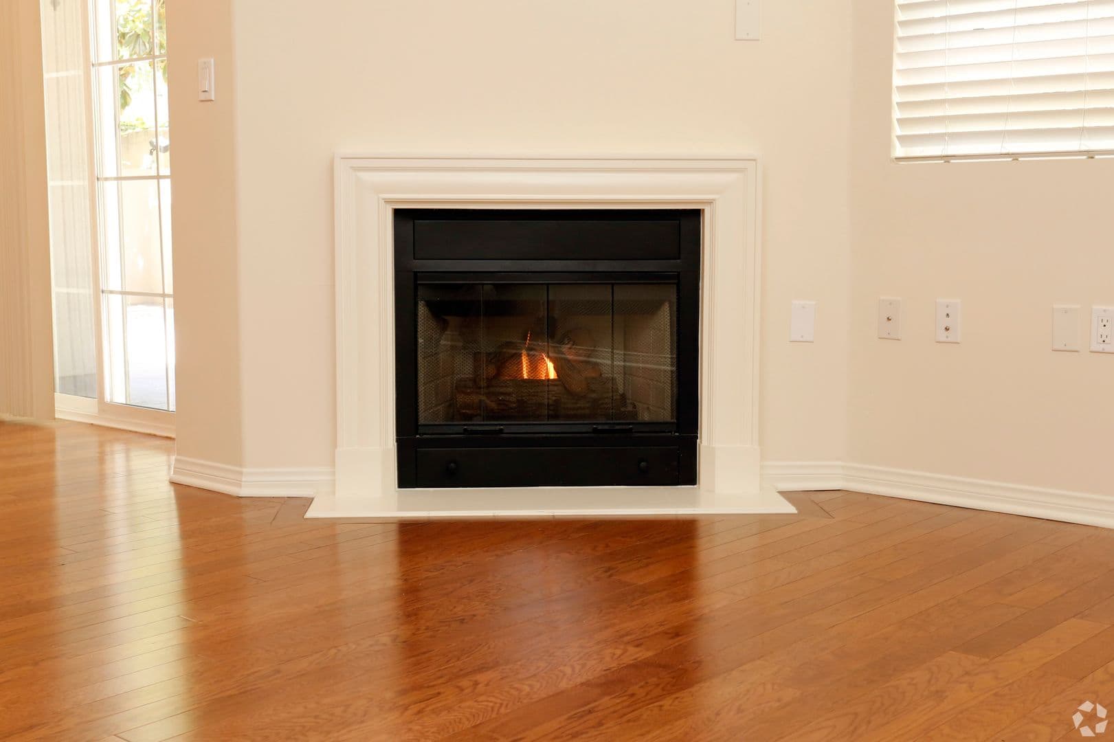 Toluca Lake Apartment: 10620 Whipple St