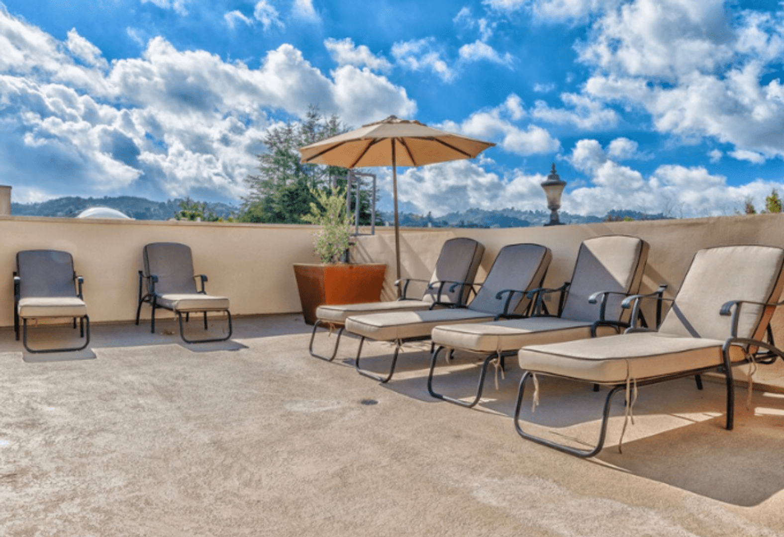Studio City Apartment: 12246 Moorpark St