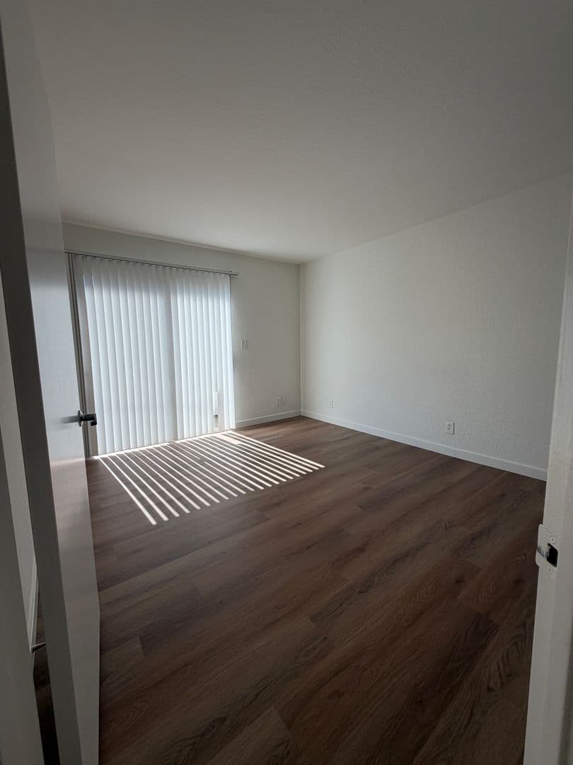 North Hollywood Apartment: 10930 Otsego St.