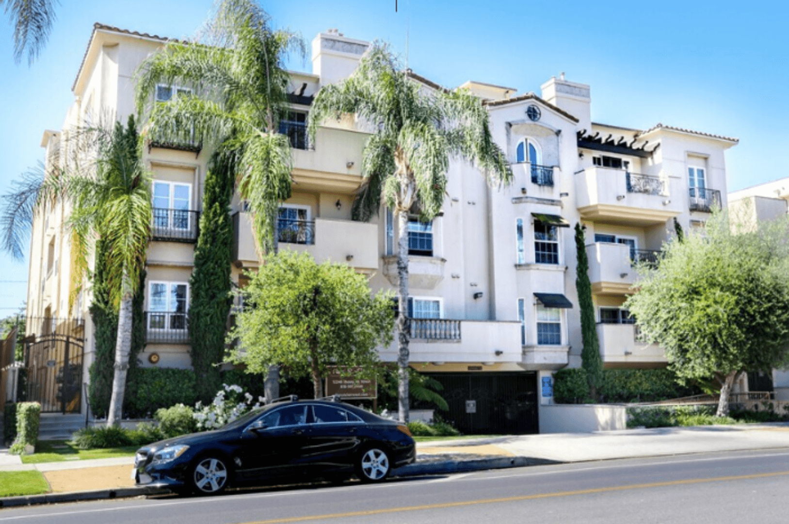 Studio City Apartment: 12246 Moorpark St
