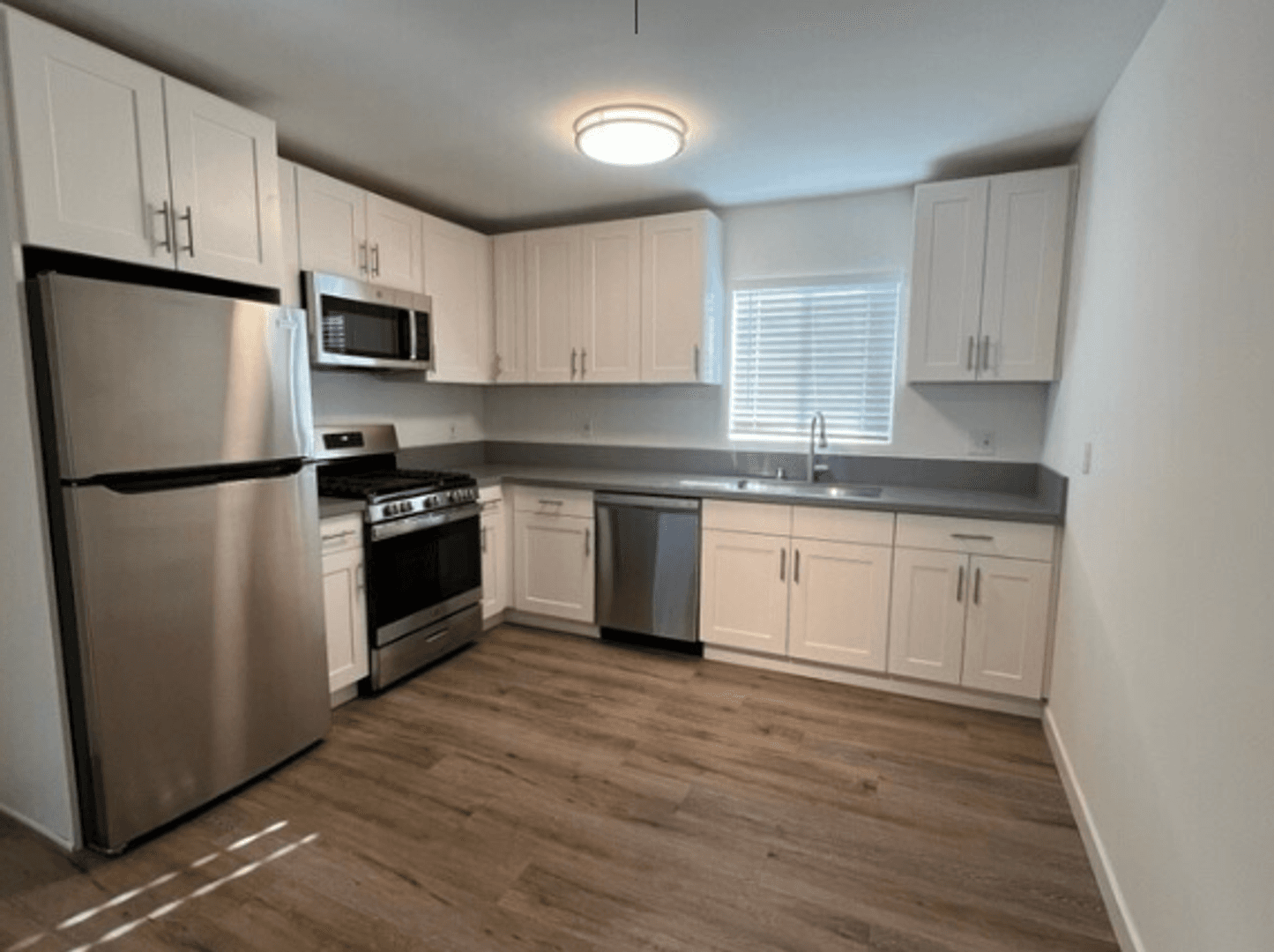 Burbank Apartment: 520 E Magnolia Blvd