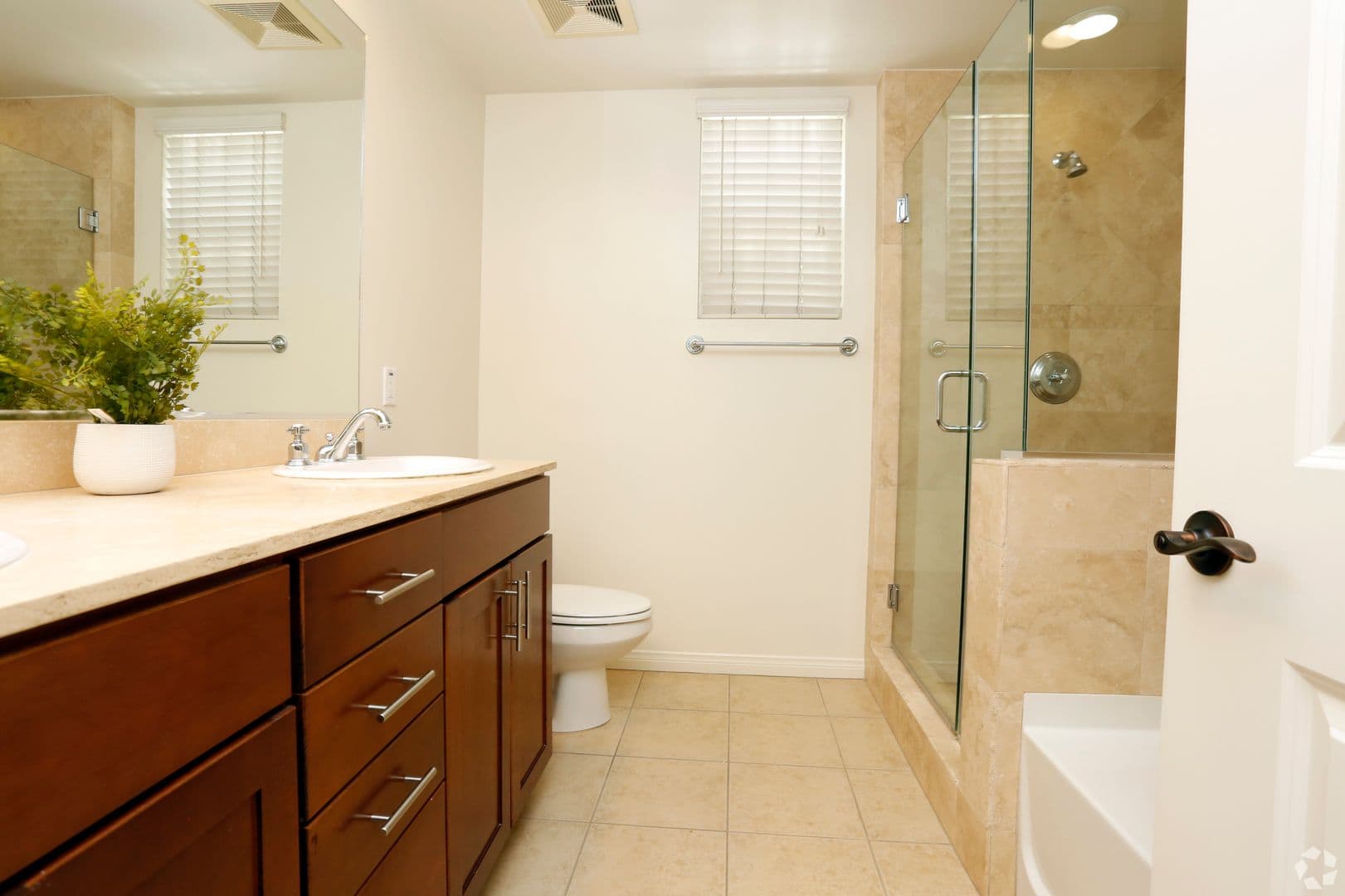 Toluca Lake Apartment: 10620 Whipple St