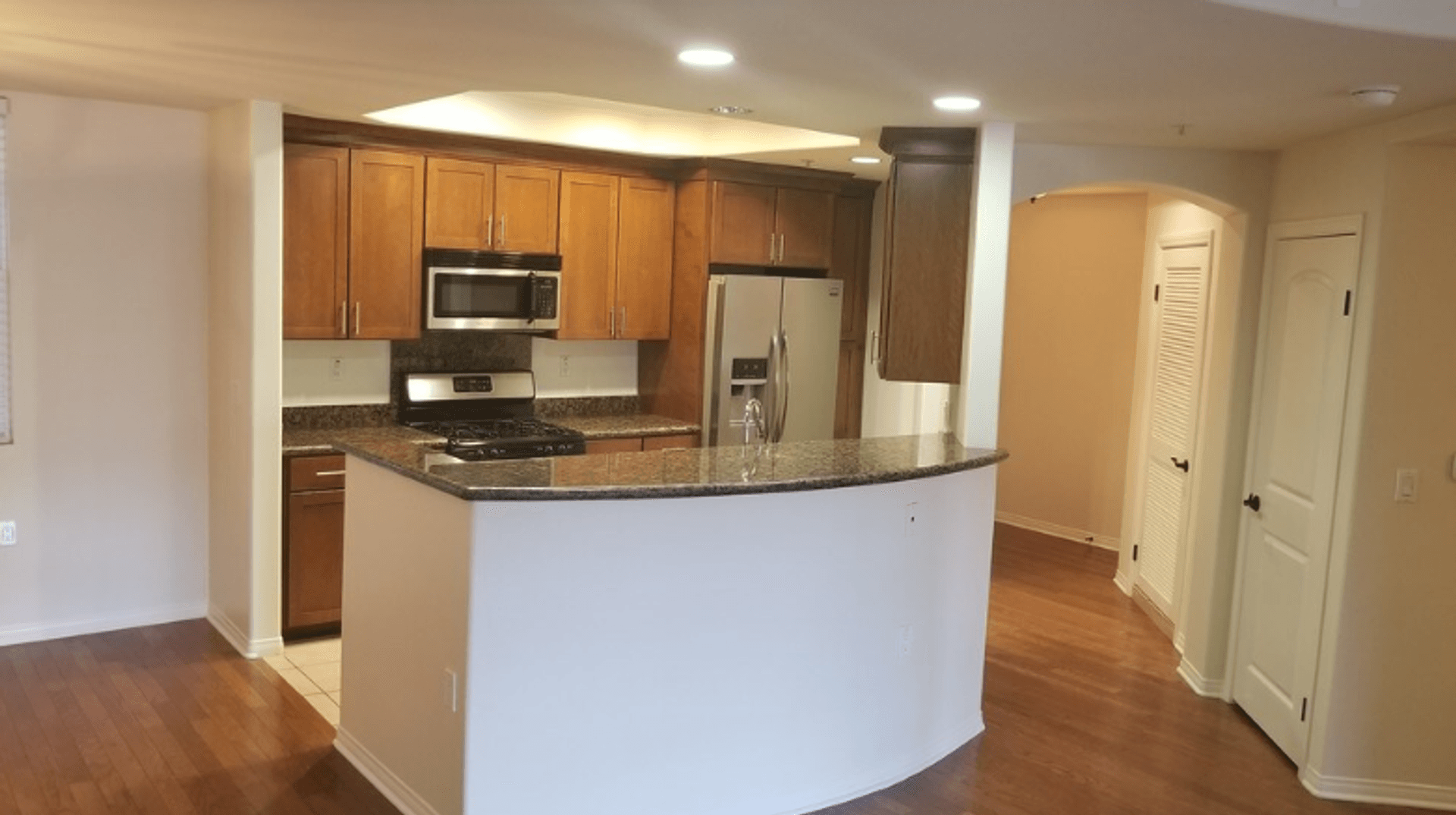 Toluca Lake Apartment: 10620 Whipple St