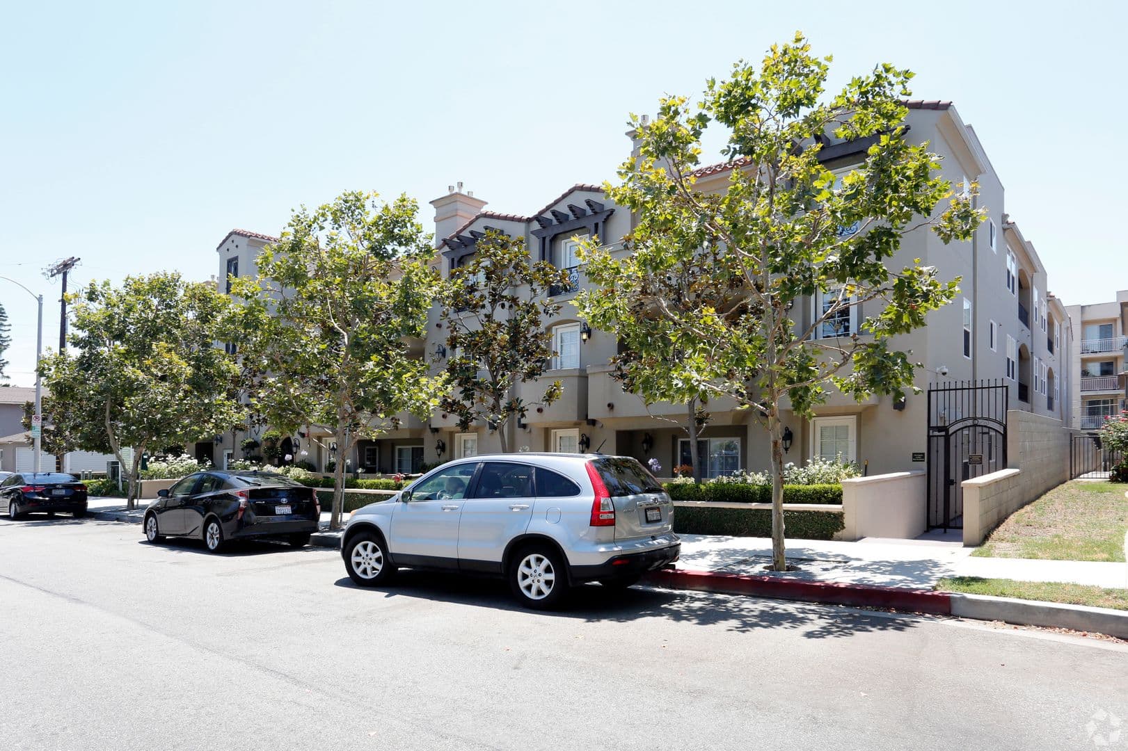 Toluca Lake Apartment: 10620 Whipple St