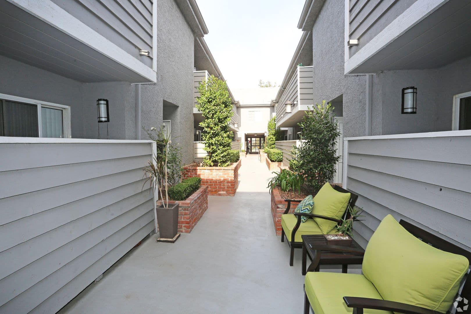 North Hollywood Apartment: 10740 Blix St