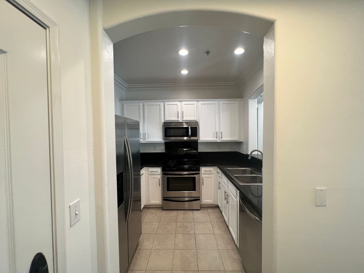 Studio City Apartment: 12246 Moorpark St