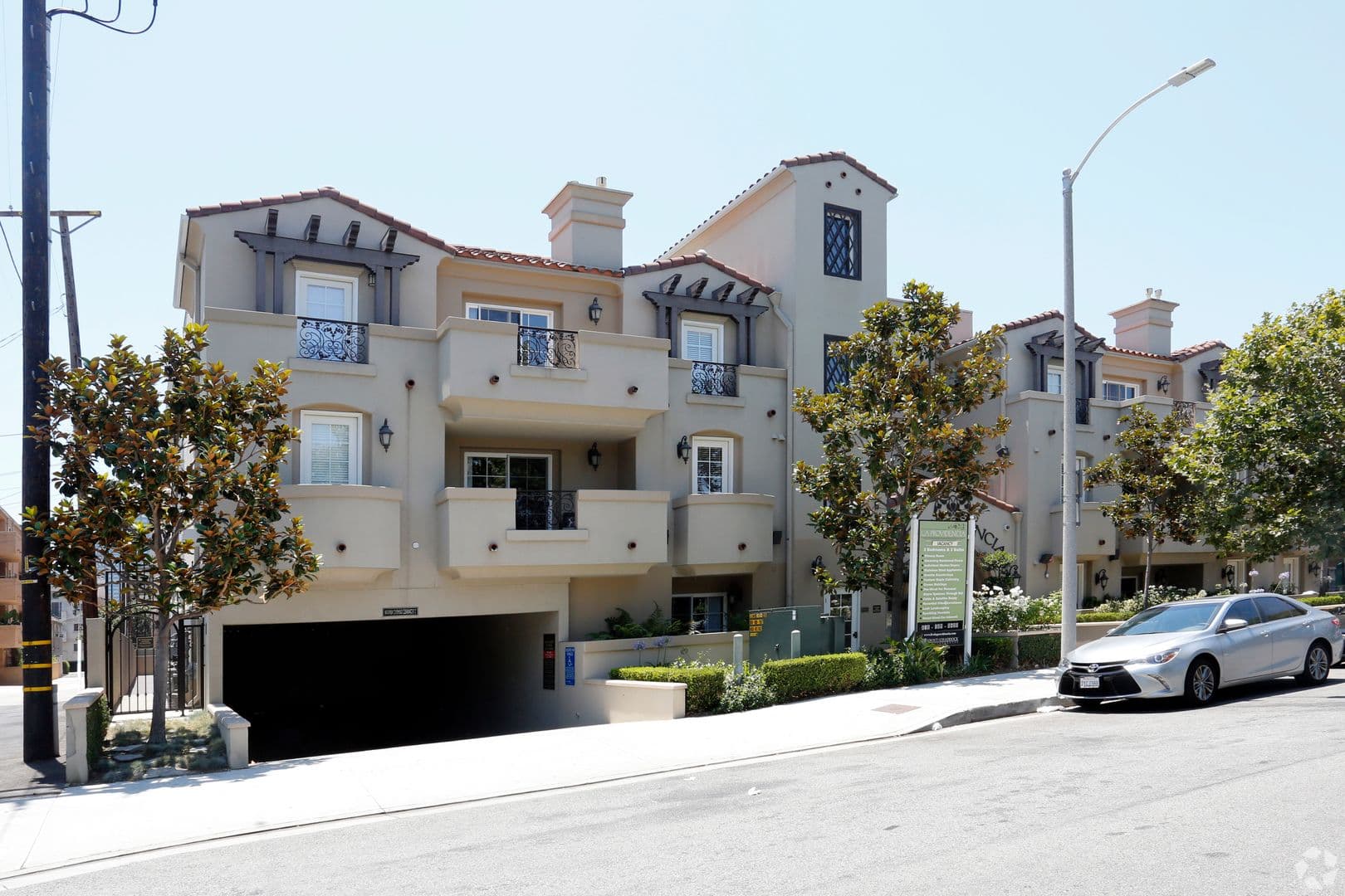 Toluca Lake Apartment: 10620 Whipple St