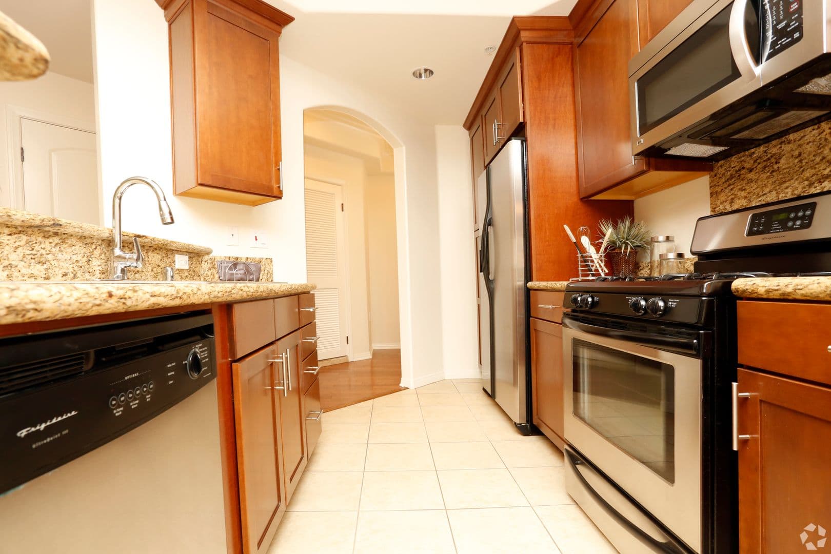 Toluca Lake Apartment: 10620 Whipple St